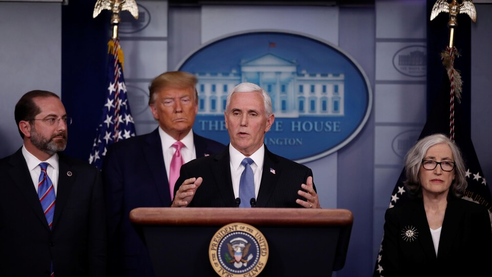 Mike Pence, à l'avant-plan, s'adresse aux journalistes lors d'une conférence de presse des autorités américaines à la Maison-Blanche.