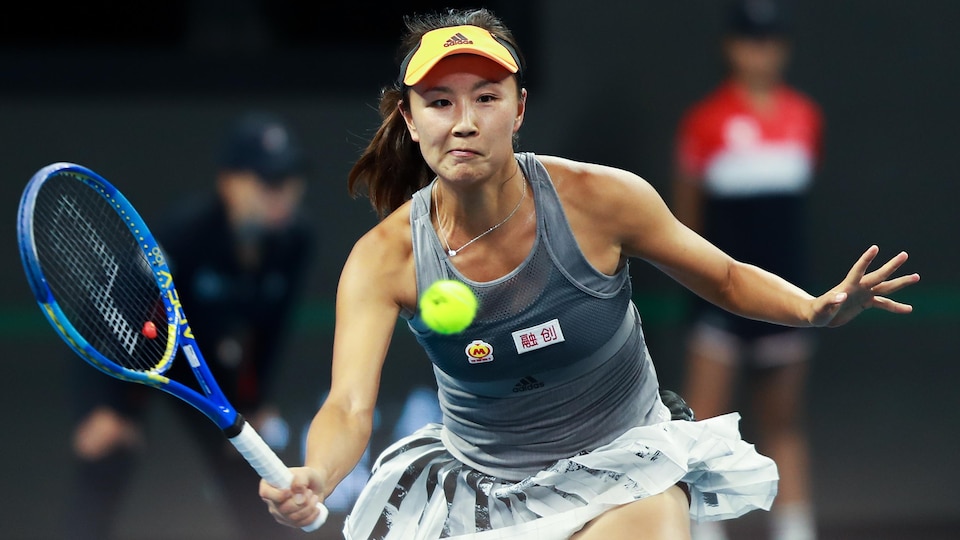 Peng Shuai, en action, s'apprête à renvoyer la balle.