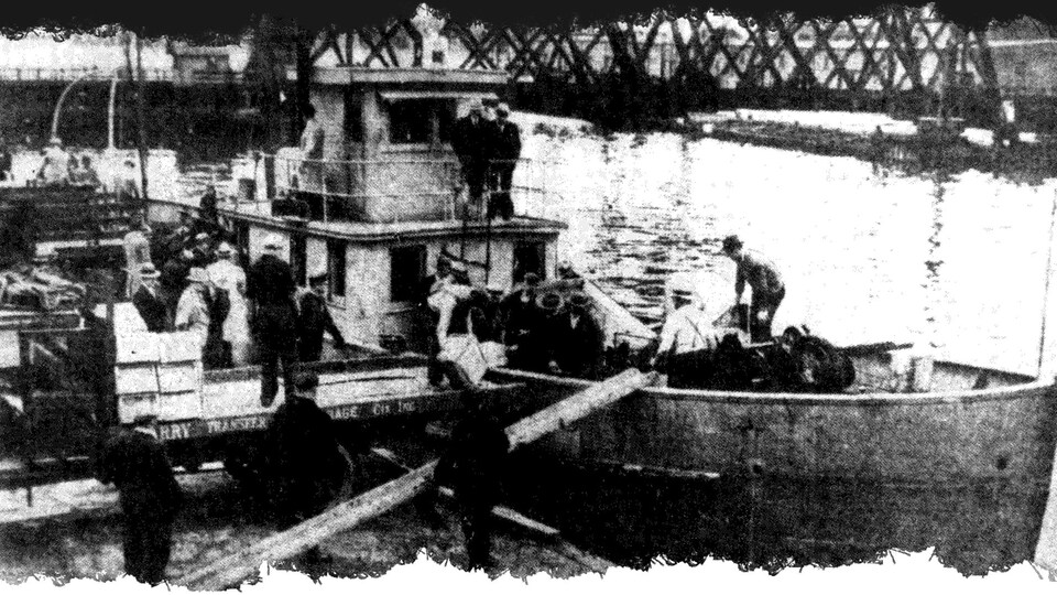 Une péniche sur l'eau