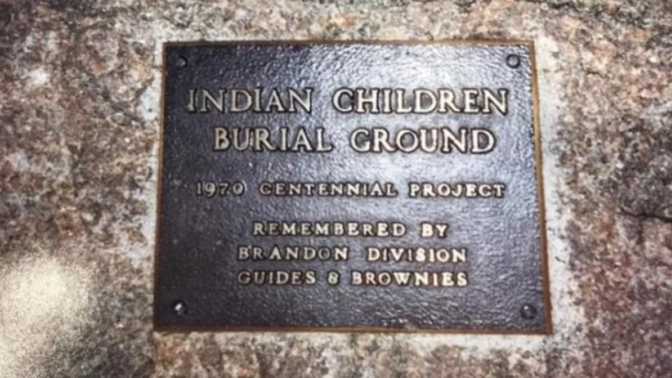 Une plaque datant de 1970 avec l'inscription en anglais : lieu de sépulture d'enfants autochtones.