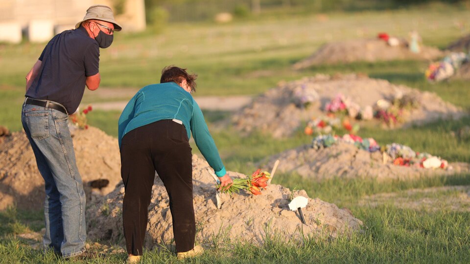 La veillée aux chandelles organisée par la Première Nation Cowessess sur le site de l'ancien pensionnat pour Autochtones de Marieval, en Saskatchewan, le 26 juin 2021.