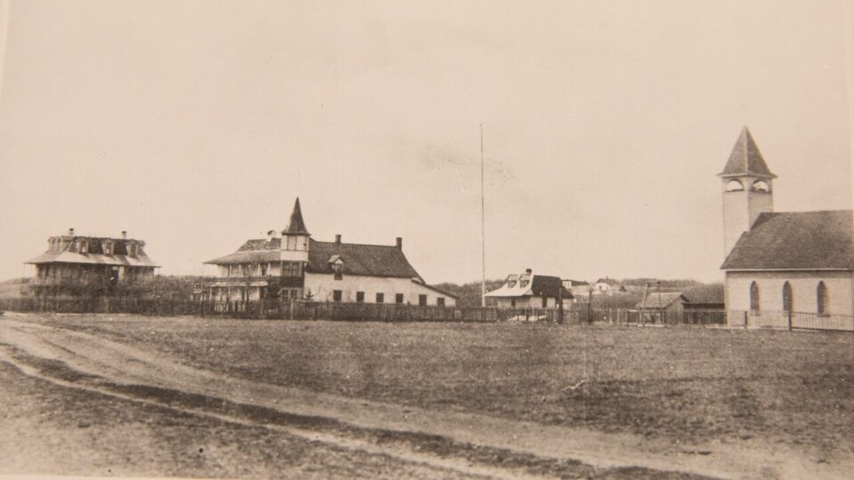 Une photo prise en 1906 de l'ancien pensionnat pour Autochtones, Saint-Barnabas, situé sur le territoire de la Première Nation crie d'Onion Lake, en Saskatchewan.