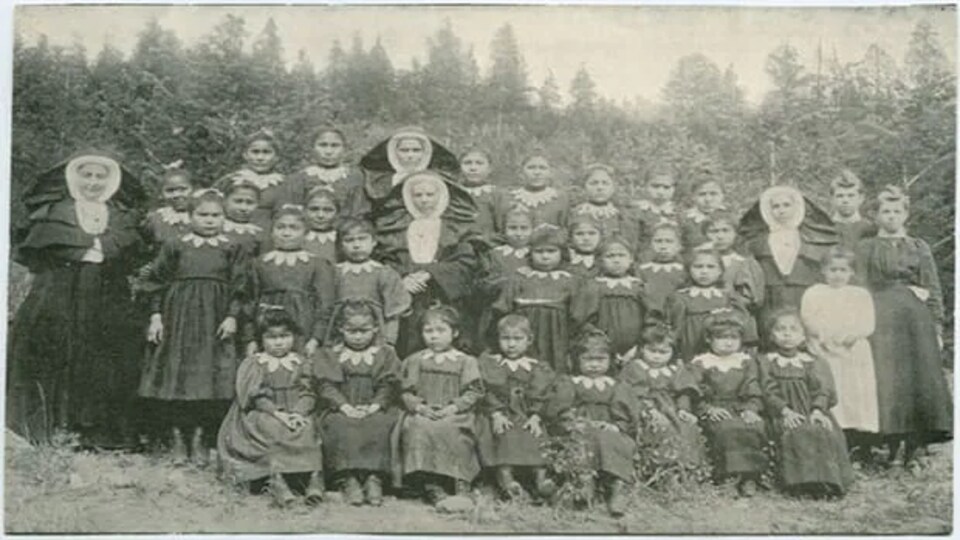 Une photo de classe avec des fillettes autochtones entourées de religieuses. 