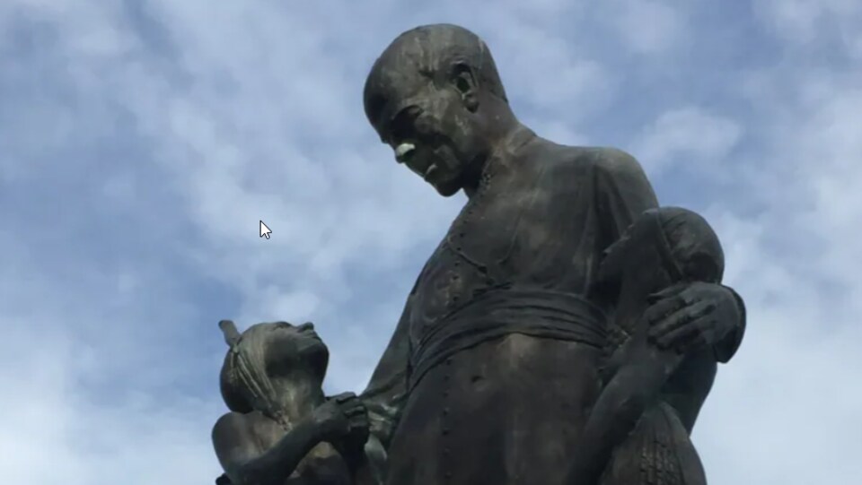 La statue du fondateur du pensionnat pour Autochtones de Lebret.
