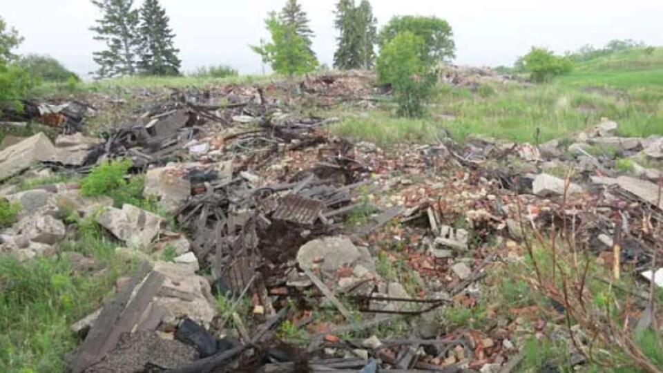 Des décombre sur le terrain de l'ancien pensionnat autochtone de Brandon.