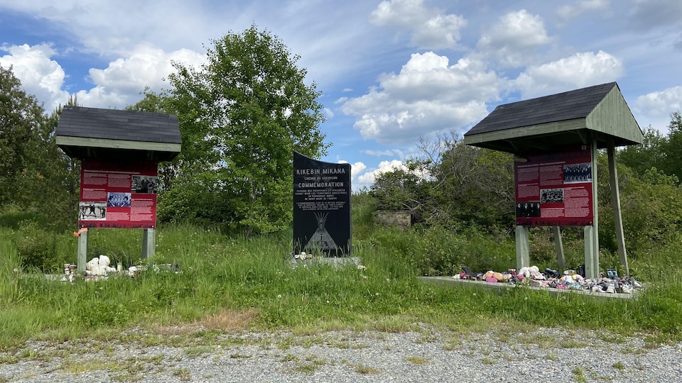 Le terrain de l'ancien pensionnat pour Autochtones de Saint-Marc-de-Figuery, avec un monument commémoratif et des affiches explicatives.