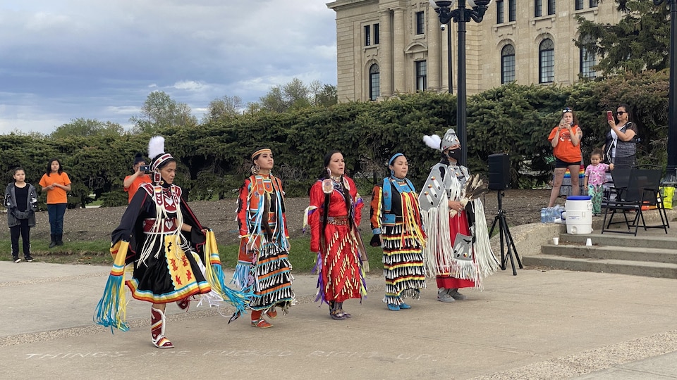 Une danse traditionnelle autochtone tenue devant le Palais législatif de Regina, en Saskatchewan, le 31 mai 2021 en mémoire des 215 corps retrouvés près du pensionnats autochtones de Kamloops.