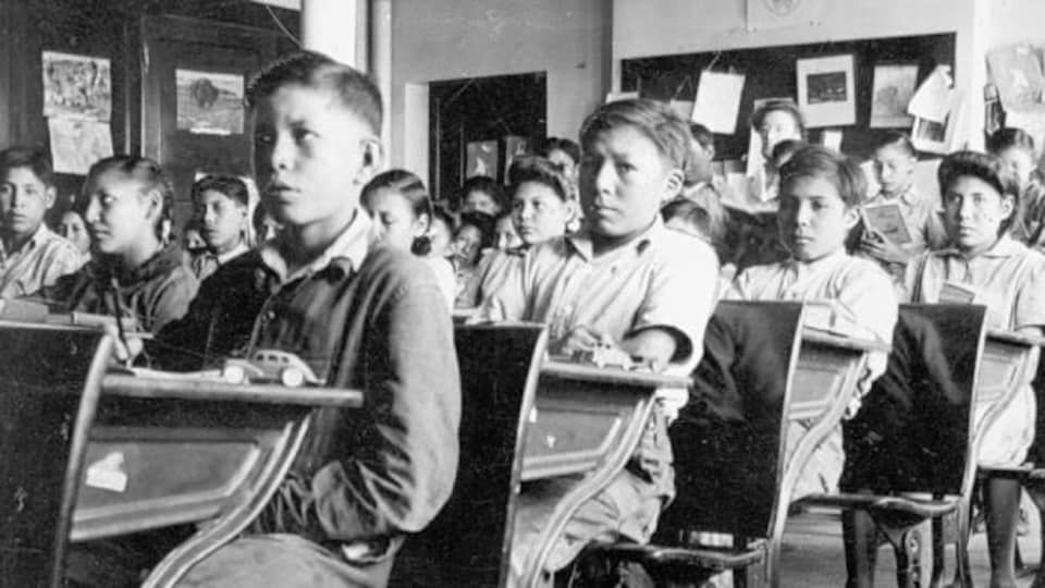 Une photo d'archives des élèves des pensionnats autochtones dans une salle de classe.