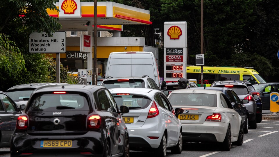 Une ambulance sort d’une station essence après avoir fait le plein de carburant à Blackheath à Londres.