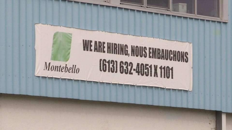 Une affiche "Nous embauchons" sur la devanture d'une entreprise. 