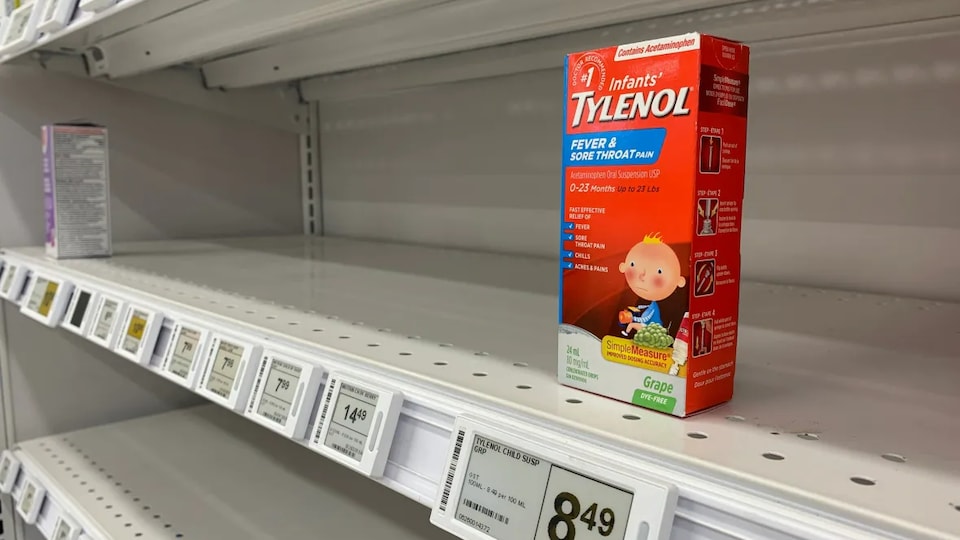 Une boîte de Tylenol pour enfants sur une étagère presque vide.