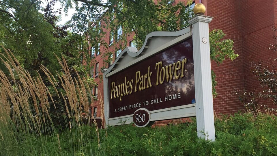 Une enseigne où figure le nom « People's Park Tower ».