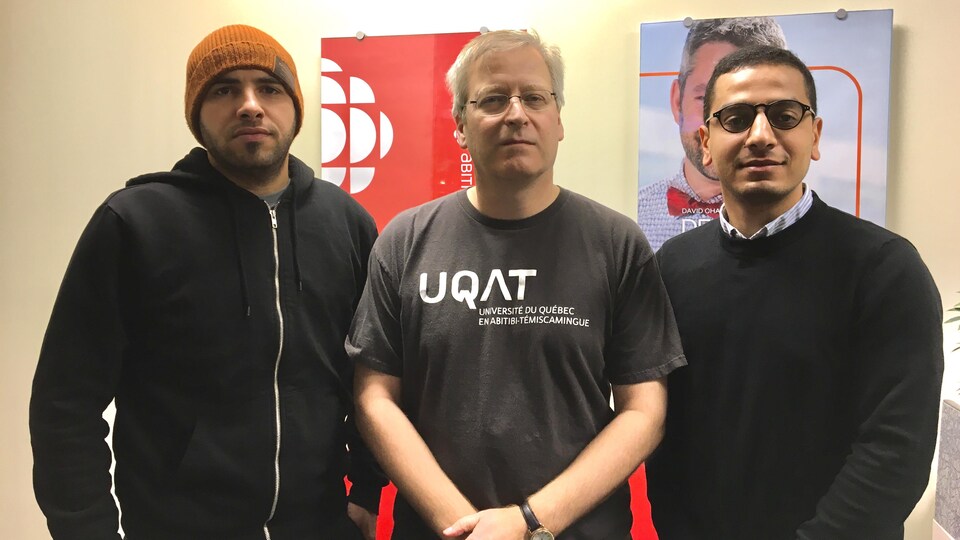 Mohammed Henneb, Louis Imbeau et Abdellah Ameur posent dans la station.