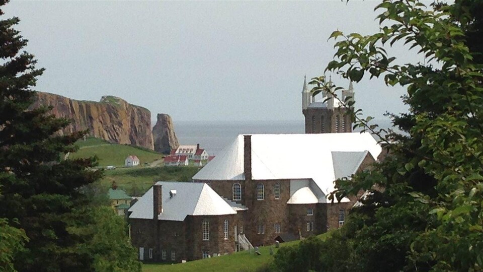 Vue de l'église de Percé.
