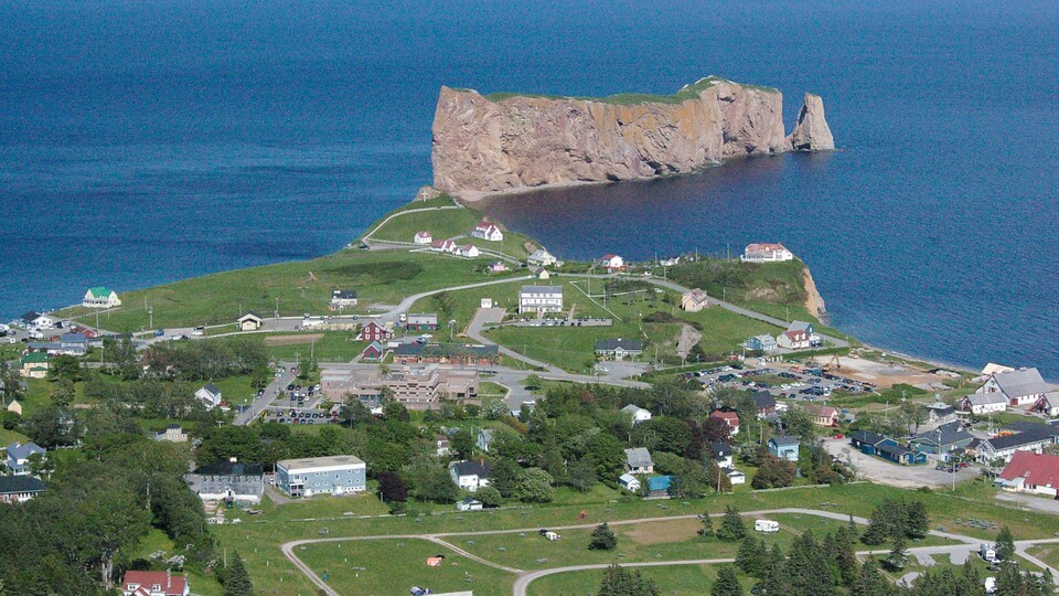 Percé et son rocher vus de la plate-forme du Géoparc.