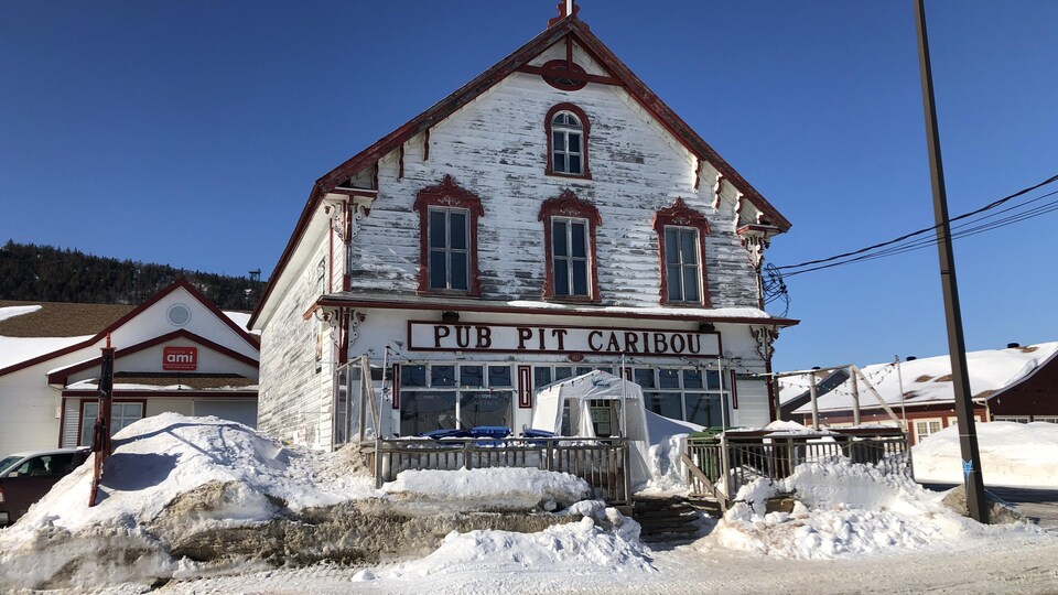 La façade de l'immeuble patrimonial de l'ancien magasin Robin, qui abrite aujourd'hui le pub Pit Caribou.