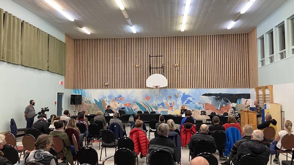 Une trentaine de personnes étaient réunies pour entendre les enjeux de campagne des candidats qui se présentent à la mairie de Percé.