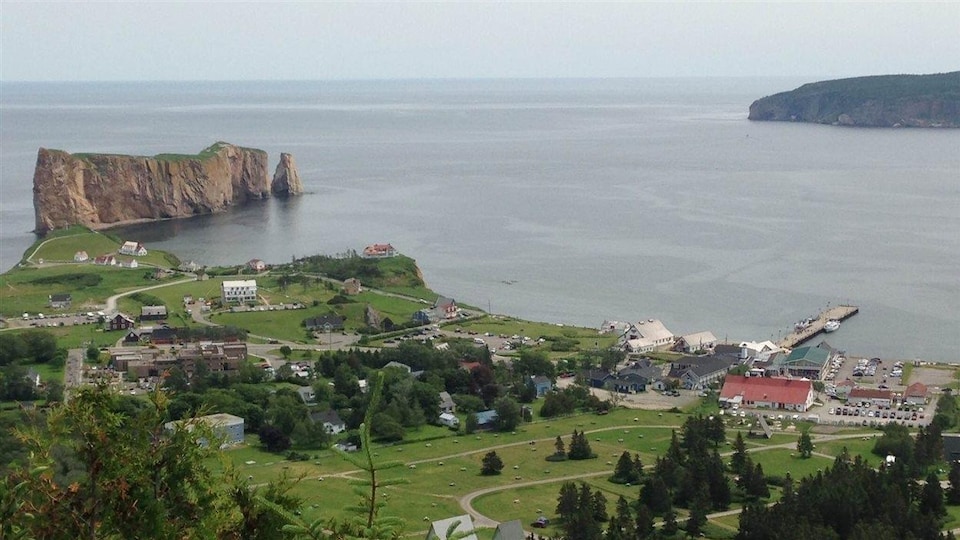 Vue de Percé du haut des sentiers du Géoparc