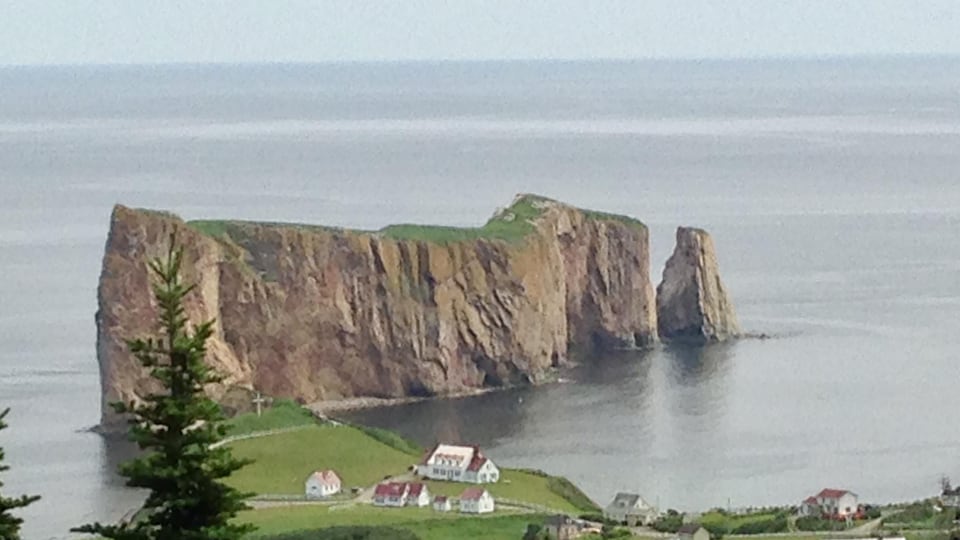 Le rocher Percé vu du mont Sainte-Anne