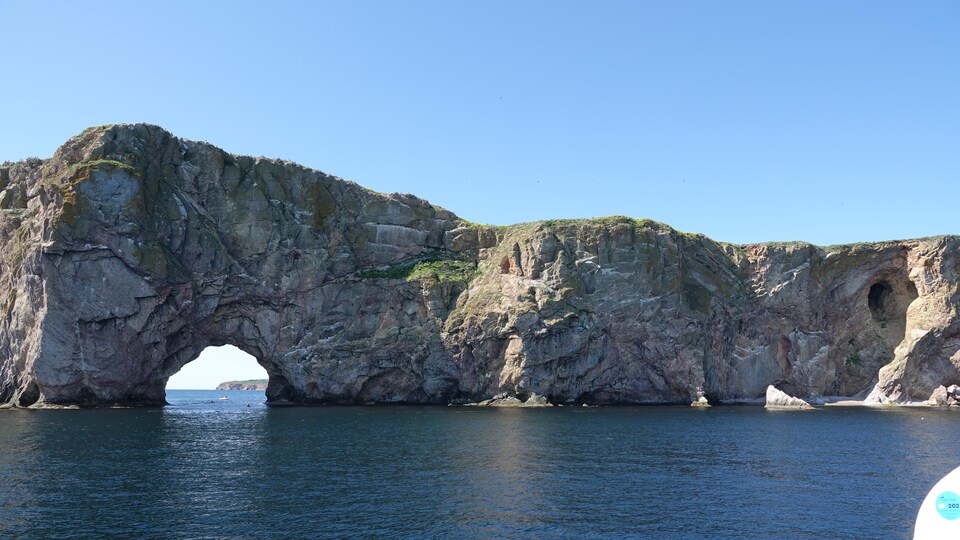 Le rocher percé vu de l'arrière, en bateau.