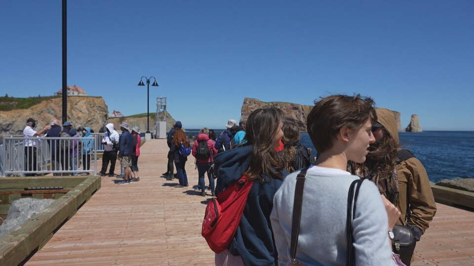 Des touristes admirent la vue sur le Rocher Percé.