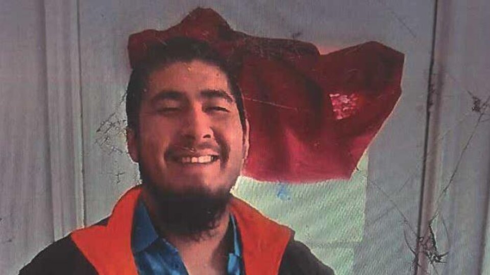 Percy James Poucachiche sourit à la caméra. Il porte une barbe.