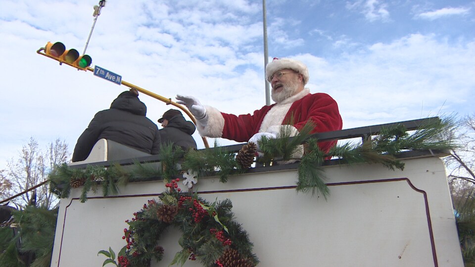 Le père Noël lors du défilé de Noël à Regina, en Saskatchewan, le 27 novembre 2022.