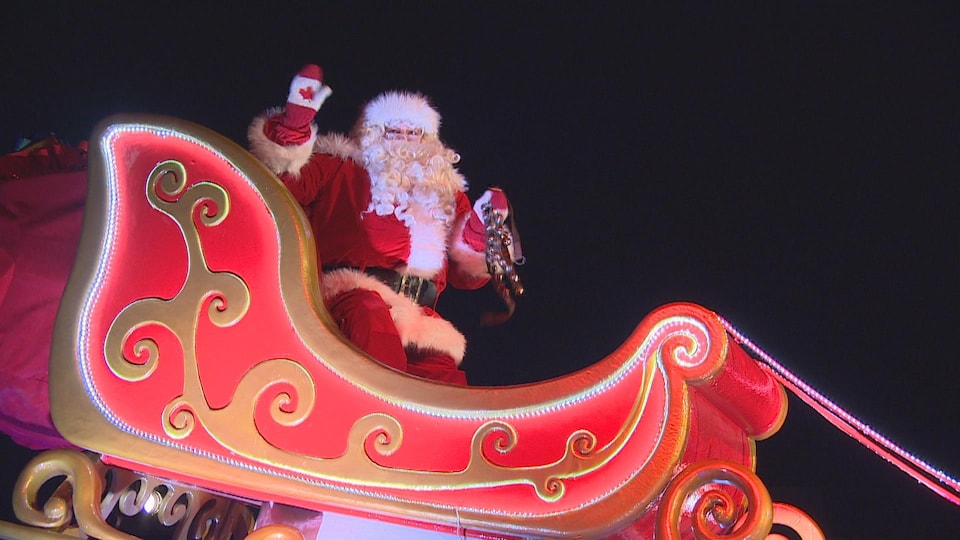 Le Pere Noel Est A Winnipeg Samedi Avec Son Nouveau Traineau Radio Canada Ca