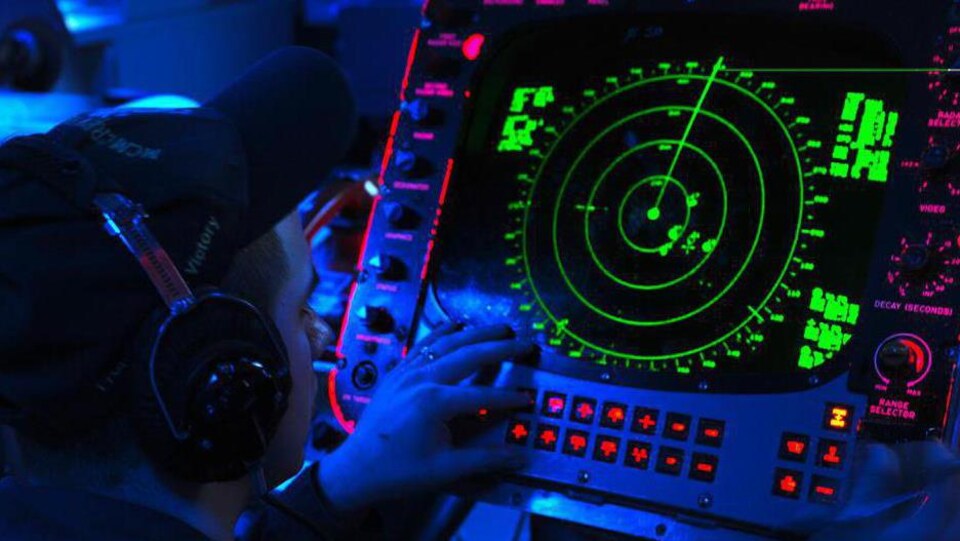 L'homme observe l'écran du radar