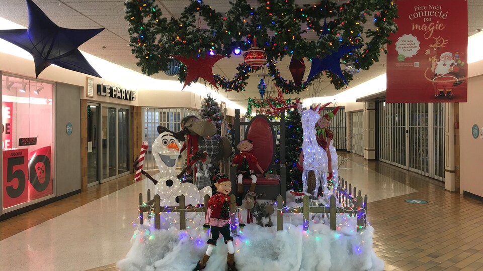 Des décorations de Noël dans un centre commercial.