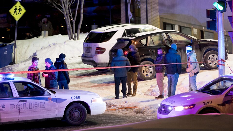 Des voisins près du site de la fusillade.
