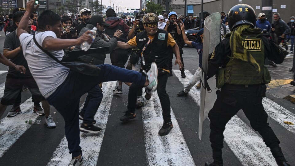 Affrontement entre manifestants et policiers
