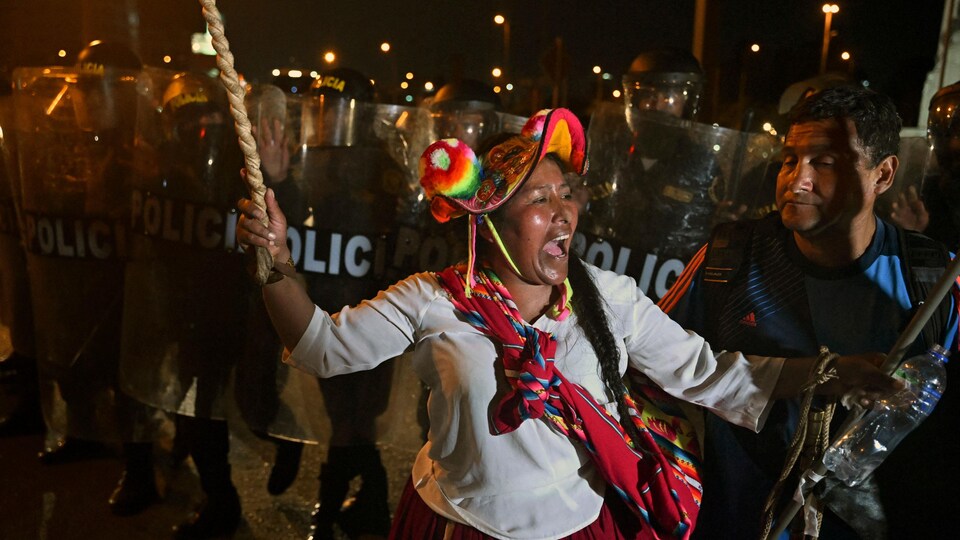 Une manifestante portant une tenue traditionnelle amérindienne.