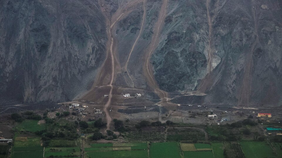 Une vue aérienne montre une zone touchée par un glissement de terrain provoqué par de fortes pluies, à Arequipa, au Pérou, le 6 février 2023.