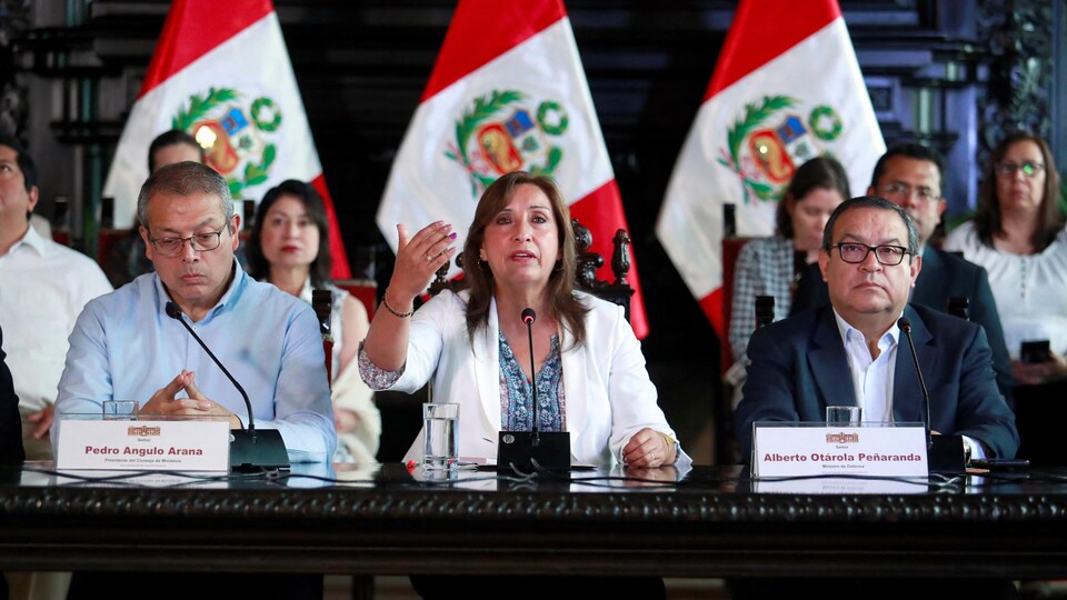 La présidente Dina Boluarte en compagnie du premier ministre Pedro Angulo et du ministre de la Défense, Alberto Otarola.