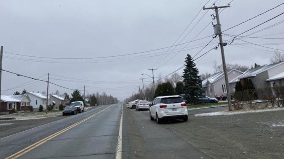 Des véhicules de la Sûreté du Québec sont stationnés dans le quartier Beaudry le 20 avril.