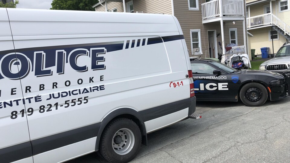 Le camion de l'identité judiciaire de Service de police de Sherbrooke devant un duplex de Magog.