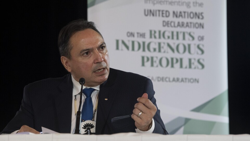 Perry Bellegarde parle avec conviction. 