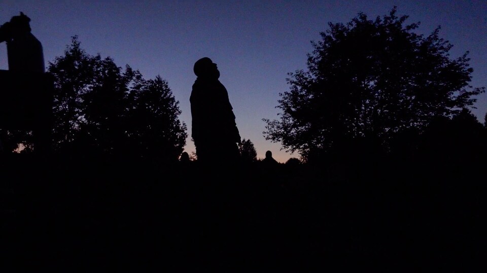 Un homme regarde vers le ciel couchant au milieu de l'éco Pak à l'Île Manitoulin.