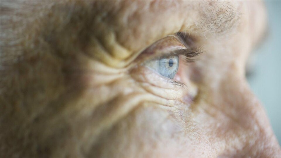 Gros plan de l'œil d'une personne âgée.