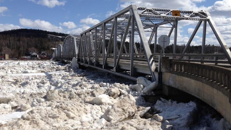 Un amas de glace devant un pont.