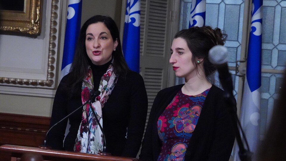 Deux députées en conférence de presse dans le foyer du parlement.