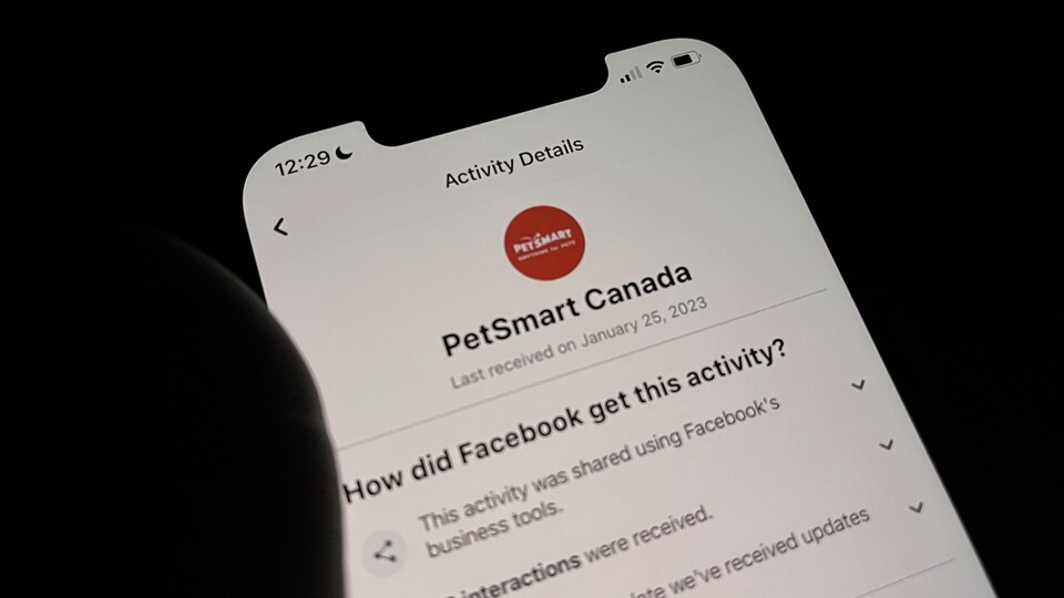 Une application sur laquelle on peut voir le logo de PetSmart Canada.