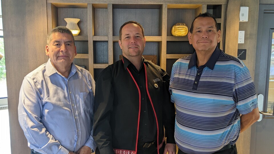 Les trois chefs se tiennent debout et posent pour la photo.
