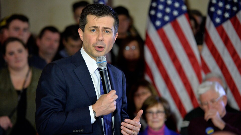 Pete Buttigieg s'exprime, micro à la main, devant plusieurs résidents venus l'écouter.