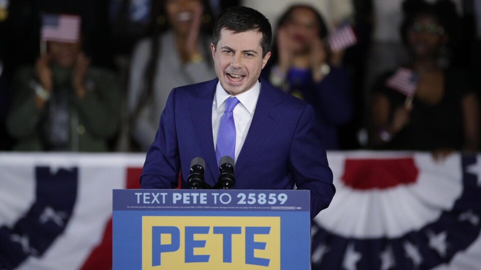 Pete Buttigieg prononce un discours.