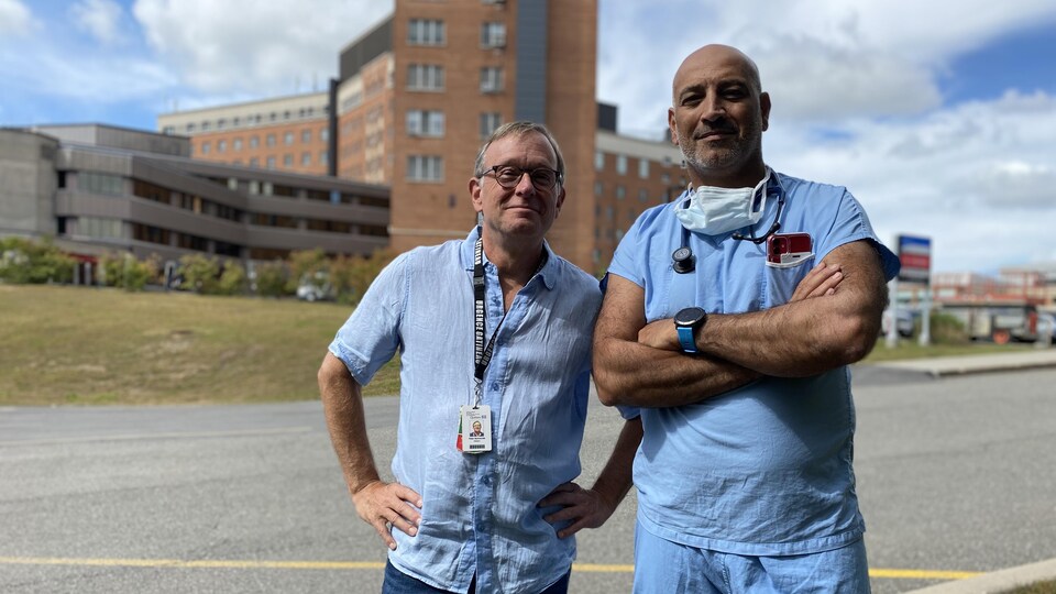 Le Dr Peter Bonneville et le Dr Peter Bonneville se laissent prendre en photo devant l'hôpital de Hull.