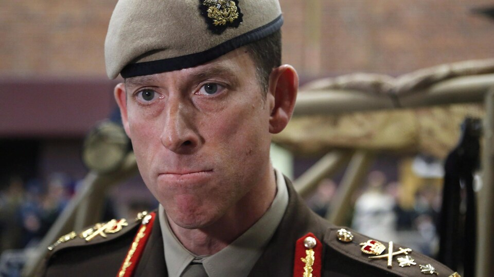 Peter Dawe habillé en uniforme militaire.