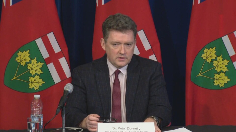 Le Dr Peter Donnelly en conférence de presse.