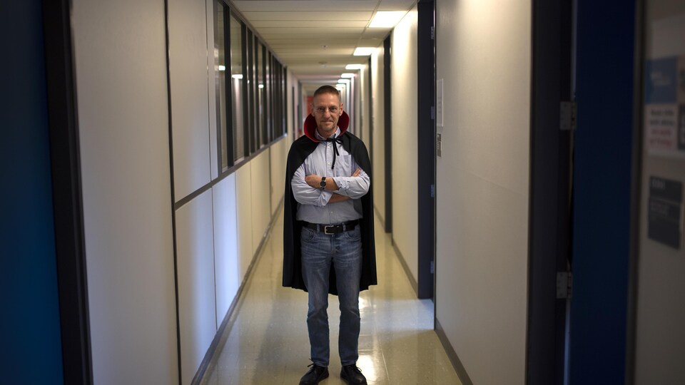 Le vampirologue Peter Golz dans les couloirs de l'UVic. 